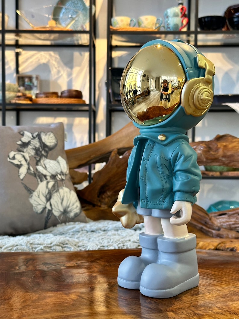 Astronaut Statue / Sculpture Cosmonaut