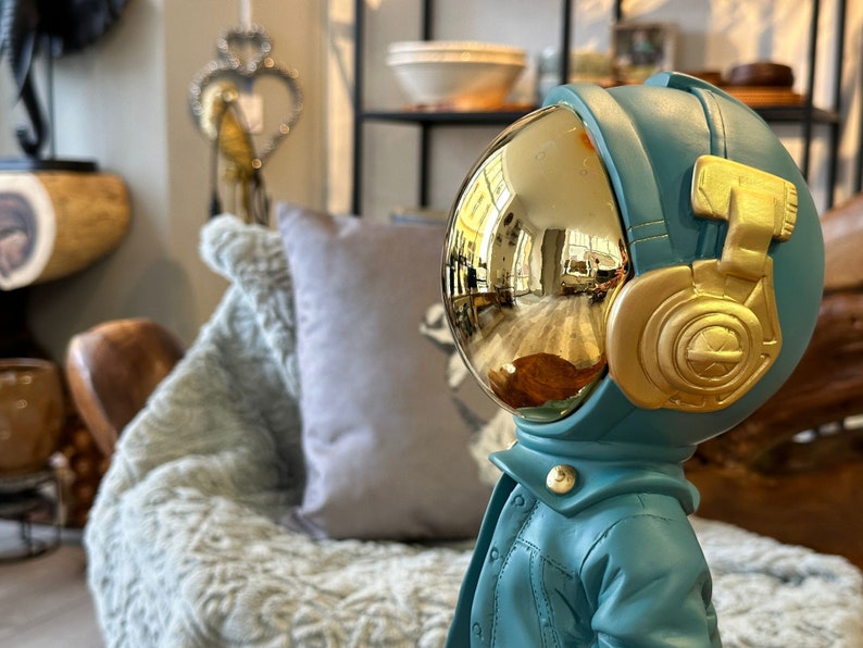 Astronaut Statue / Sculpture Cosmonaut