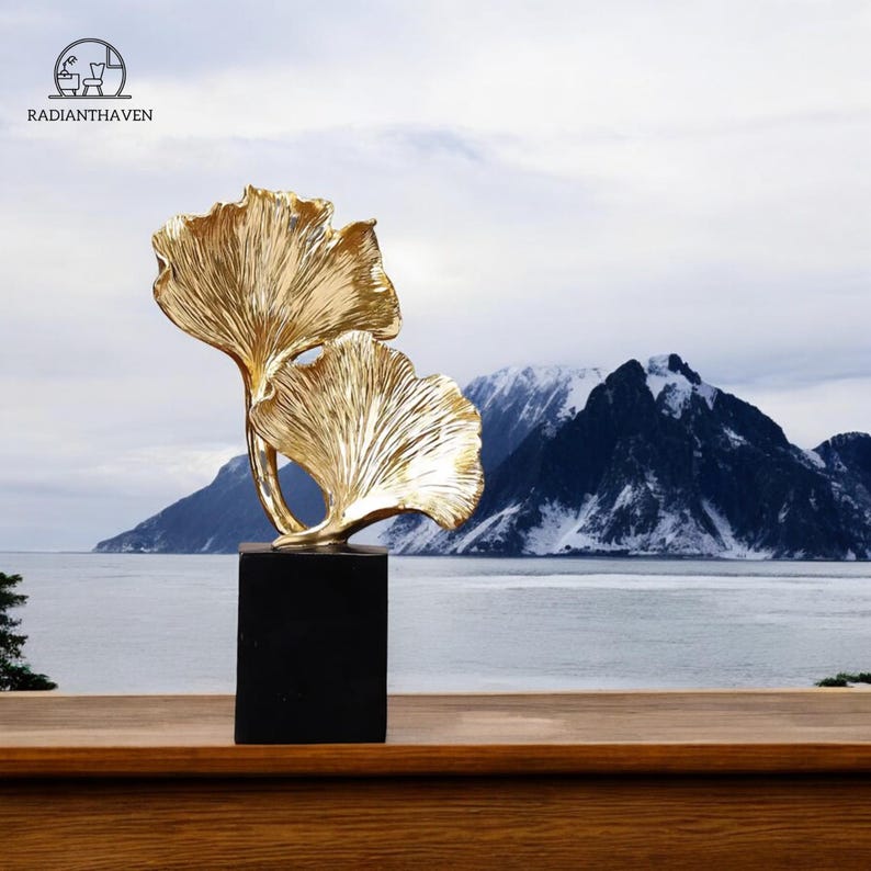 Gold Ginkgo Leaf Figurine Luxurious Resin Figurine Office Decoration